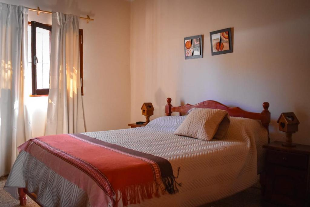 卡奇HOSPEDAJE LA CASONA DE CACHI的一间卧室设有一张床和一个窗口