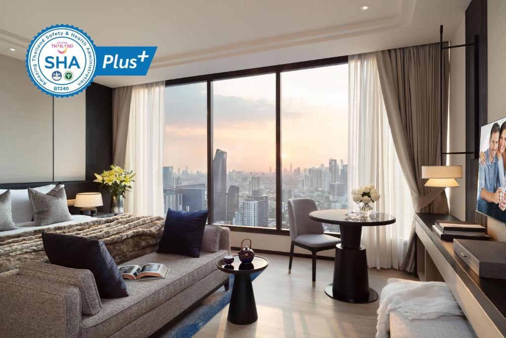 曼谷Ascott Thonglor Bangkok - SHA Plus Certified的带沙发和大窗户的客厅