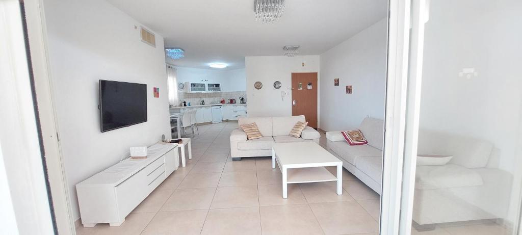 阿什杜德Sitrin apartment Leonardo Hotel Area Ashdod的带沙发和电视的白色客厅