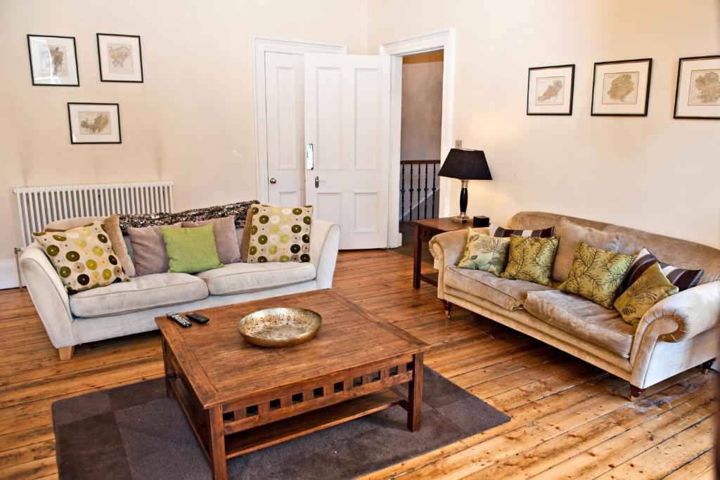 爱丁堡哈丁顿广场公寓的客厅配有两张沙发和一张咖啡桌