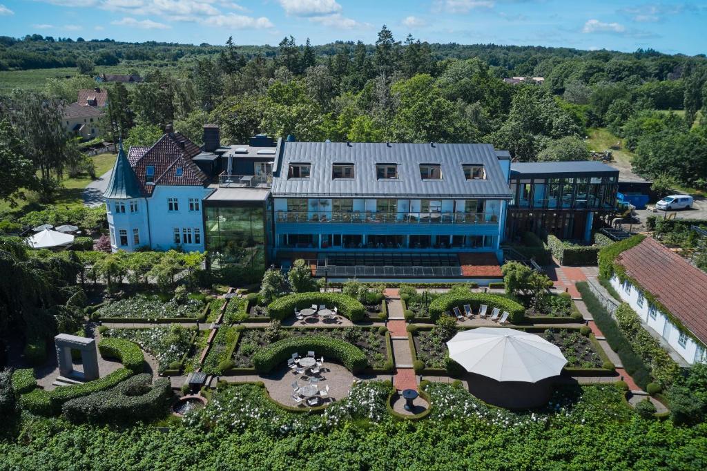 奇维克希维克酒店的享有花园房屋的空中景致
