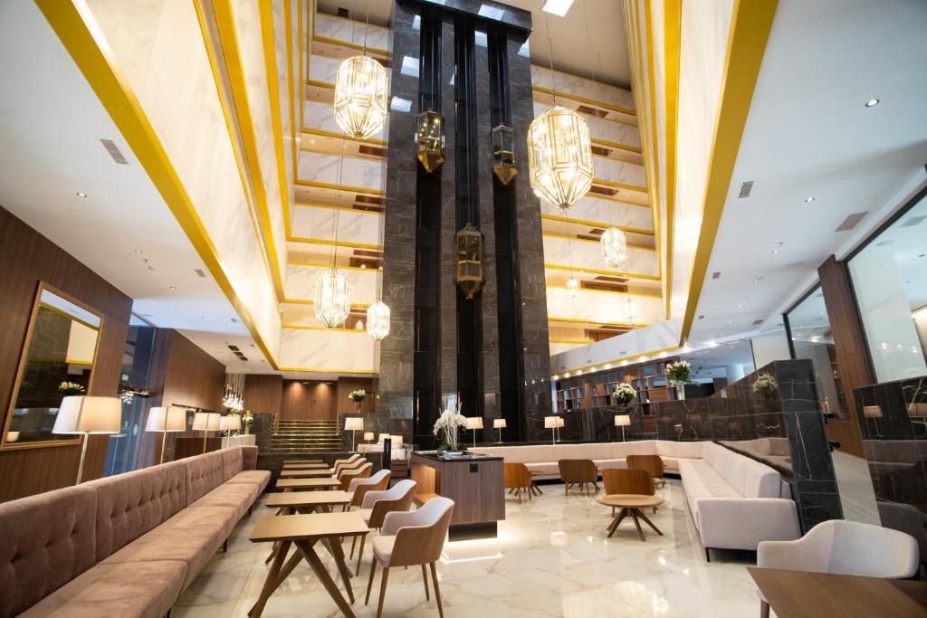格拉纳达格拉纳达中心酒店的大堂,设有桌椅