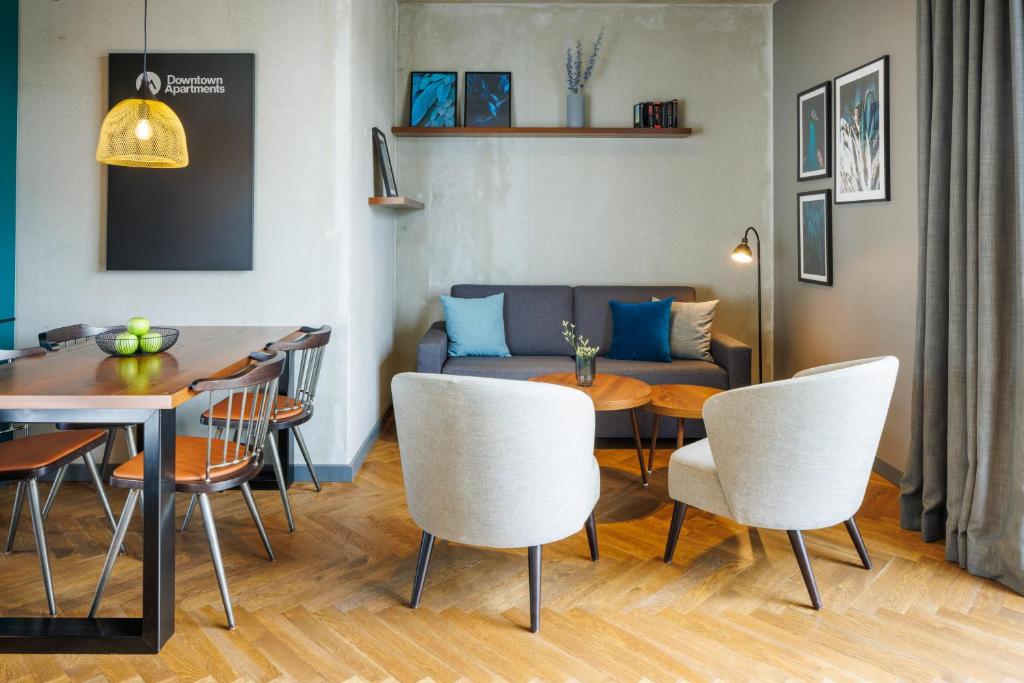 柏林Downtown Apartments Mitte-Wedding的客厅配有桌椅和沙发