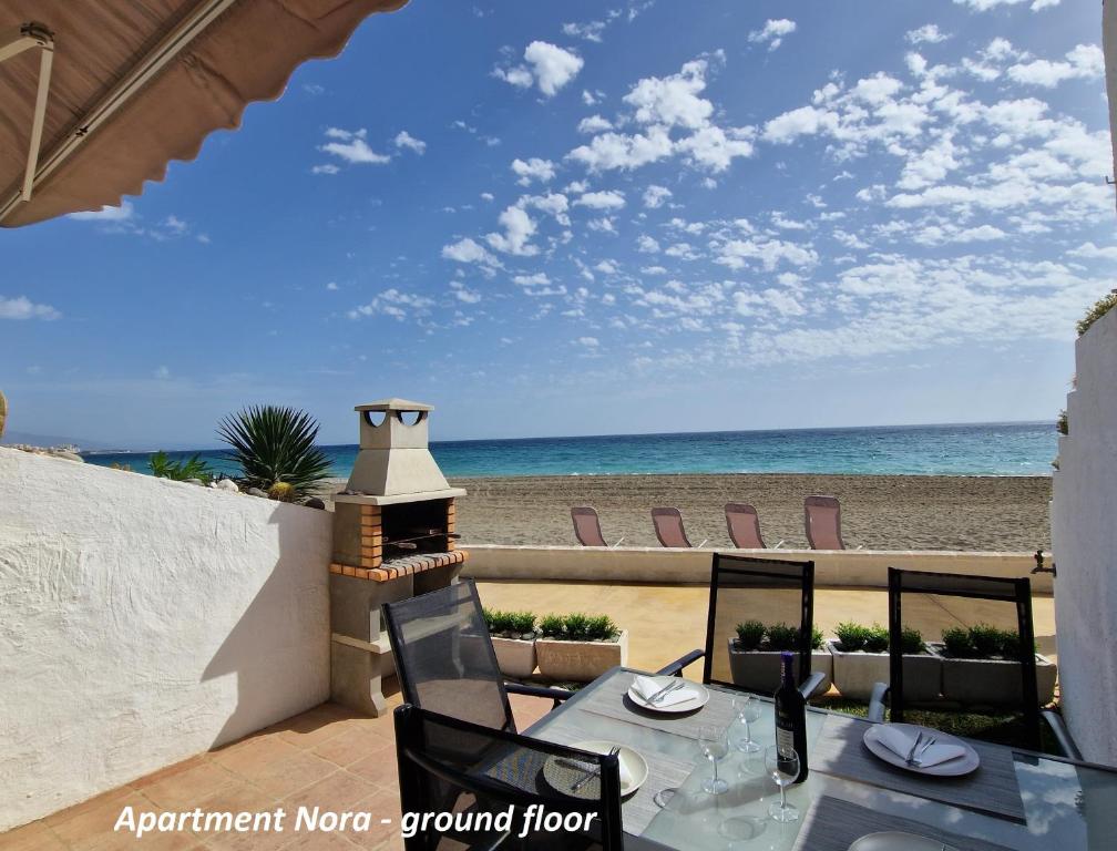 Estepona巴伊亚多拉达公寓的一个带桌椅的庭院和海滩