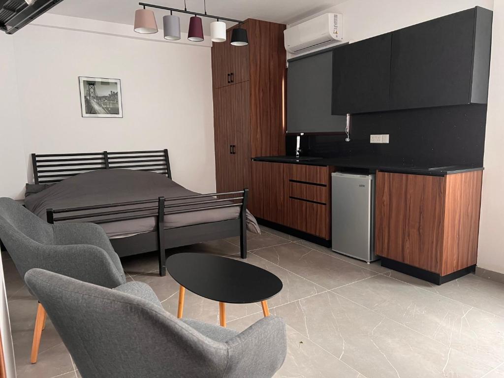 GalataMaria's Apartment 2的客厅配有床和桌椅