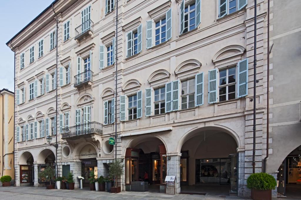 库尼奥Hotel Palazzo Lovera的街道上有许多窗户的大建筑