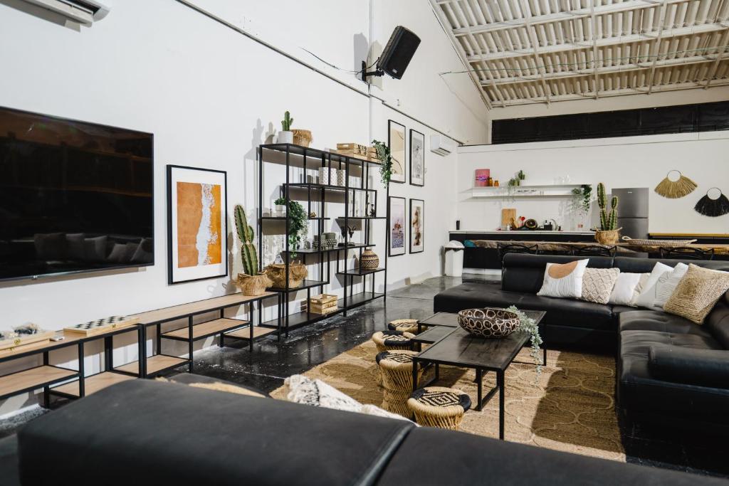 米茨佩·拉蒙לופט נור的客厅配有黑色家具和壁炉