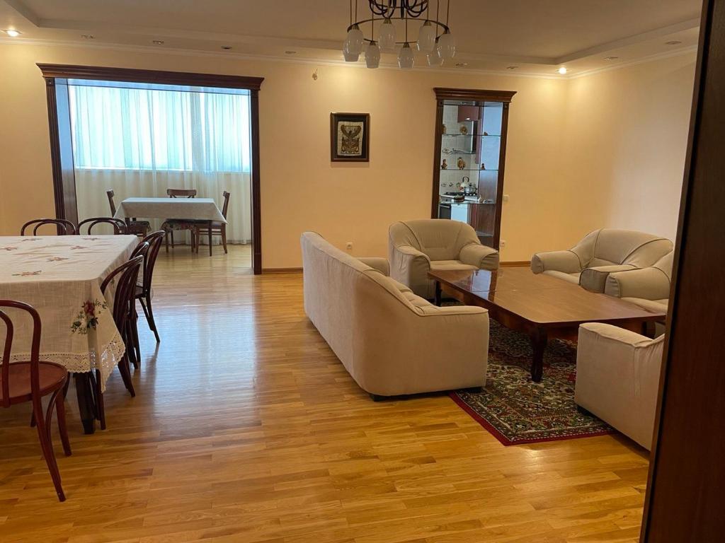 塔什干4-room apartment in the center of Tashkent的带沙发和桌椅的客厅