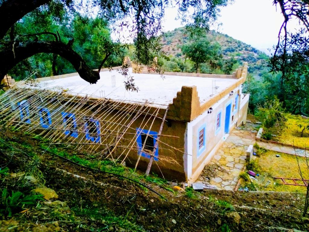 代姆纳特Dar assounfou的正在用网子建造房屋
