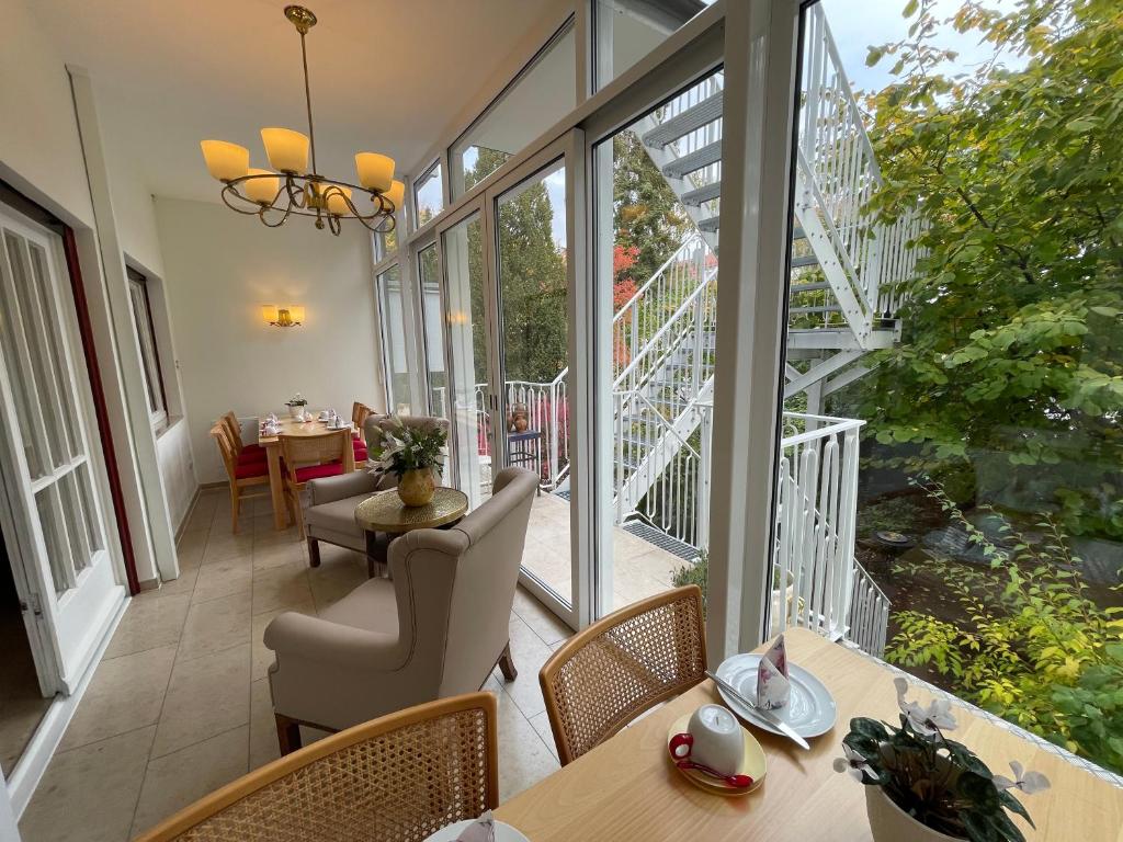 纽伦堡沃斯汀设计精品酒店的客房设有带桌椅的阳台。