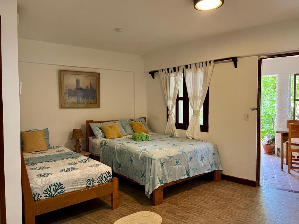 长滩岛风中骑士宾馆的一间卧室设有两张床和窗户。