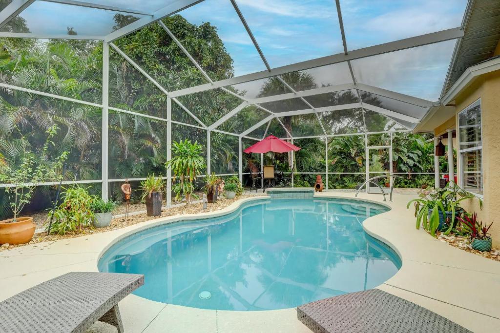 那不勒斯Pet Friendly Pool Home in River Reach of Naples FL的一个带玻璃天花板的室内游泳池