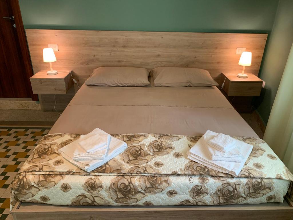 雷焦卡拉布里亚Erythrà Bed and Breakfast的一间卧室设有两张床和两张台灯。