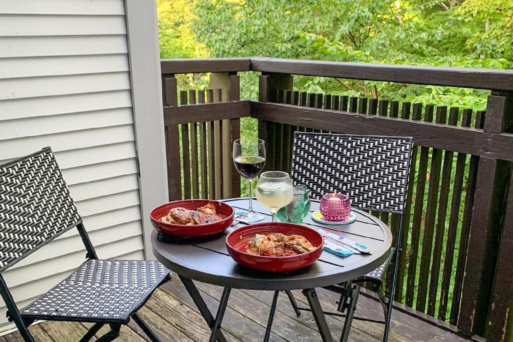 South SherburneSunrise: West Glade-H2的一张桌子,上面放着两碗食物和一杯葡萄酒