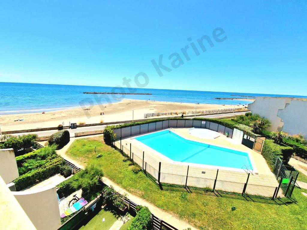 帕拉瓦莱弗洛Appartement 1ere ligne piscine terrasse au bord de la plage front de mer avec 6 vélos的享有游泳池和海滩的空中景致