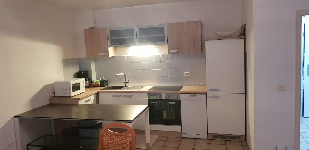 施韦青根Joanna Apartment - Schwetzingen 2的小厨房配有白色冰箱和台面