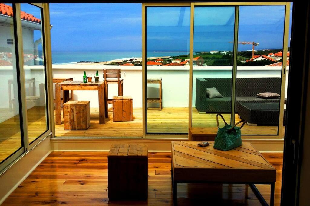 安格雷T2 à Anglet grande terrasse vue mer, plage à pied.的客房设有海景大窗户。