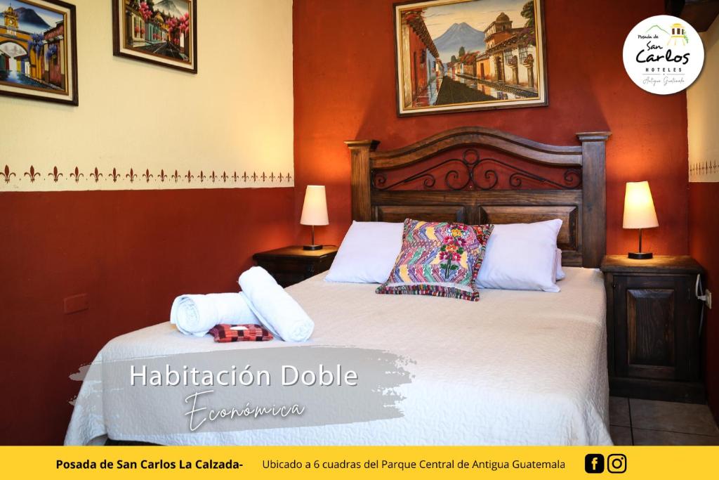 危地马拉安地瓜Posada de San Carlos La Calzada的一间卧室配有一张床,上面有两条毛巾