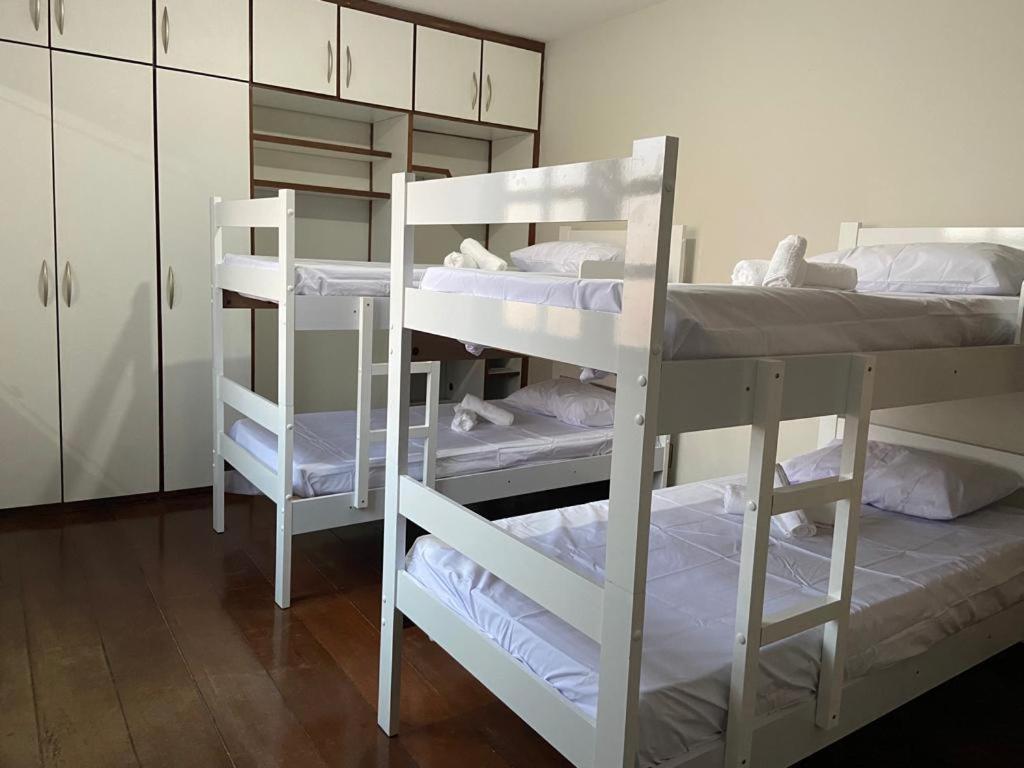萨尔瓦多Hostel Salvador Orquídeas的一间房间,设有三张双层床