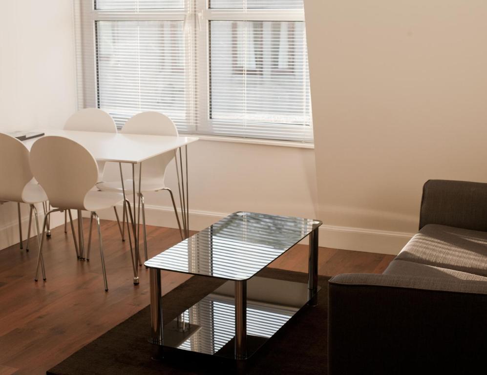 阿伯丁夏洛特街阿伯丁服务公寓的客厅配有桌椅