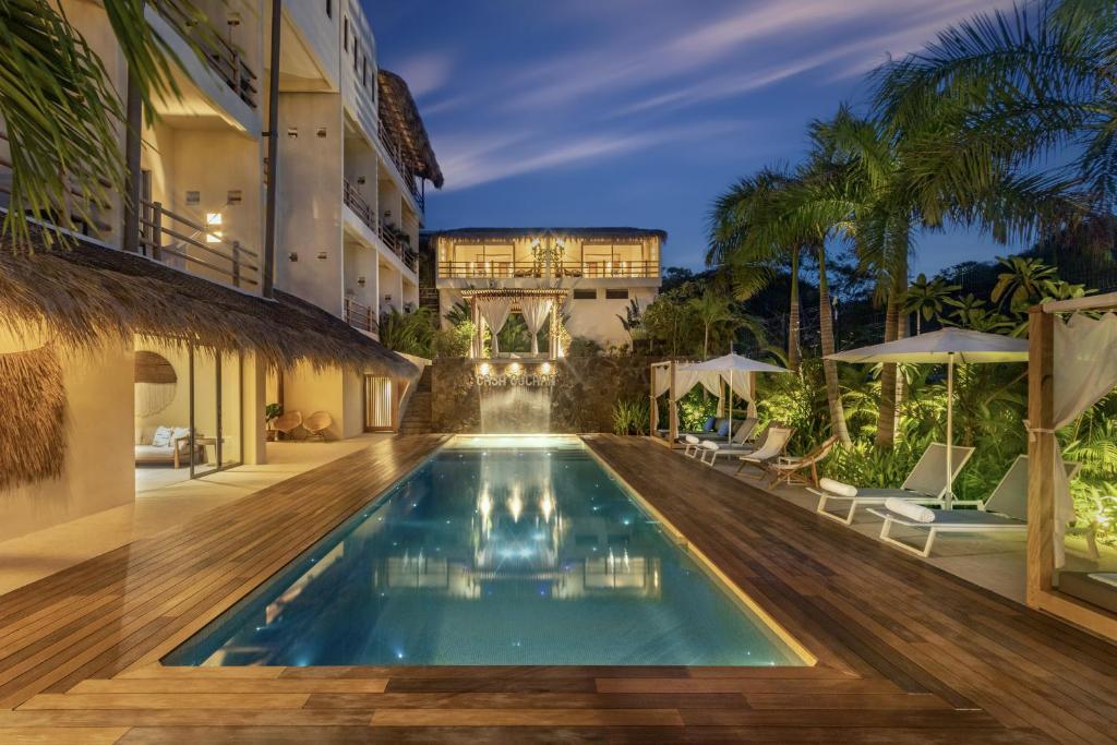 圣克鲁斯华特库Hotel Casa Bocana的一座建筑后院的游泳池