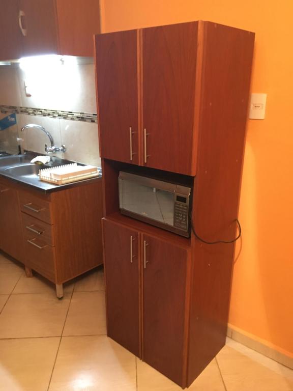 皮里亚波利斯Cami III的厨房配有带微波炉的橱柜