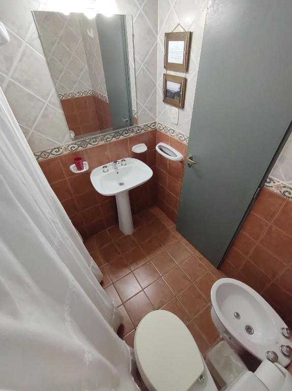 科隆Costa Norte Hostería的浴室配有白色卫生间和盥洗盆。
