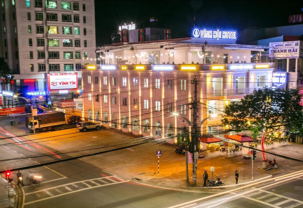 波来古市Khách sạn Vĩnh Hội的夜视城市街道