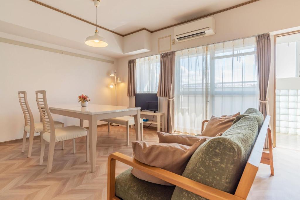 大阪环球湾公寓式酒店的客厅配有沙发和桌子