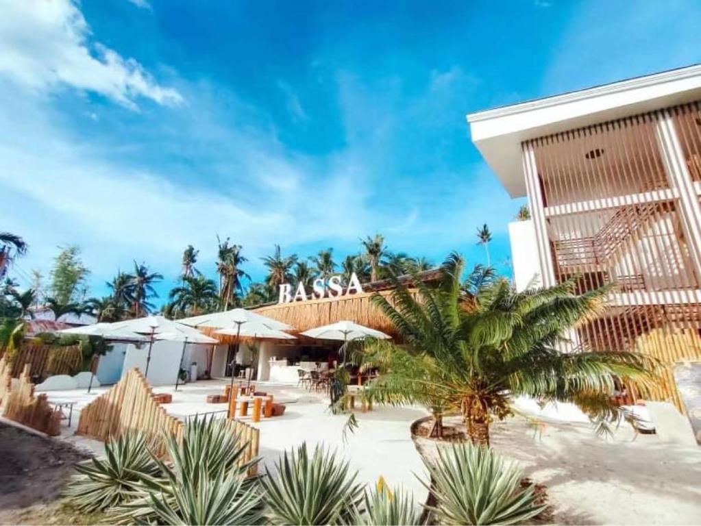 邦劳Bassa nova villa的棕榈树和遮阳伞海滩上的度假村