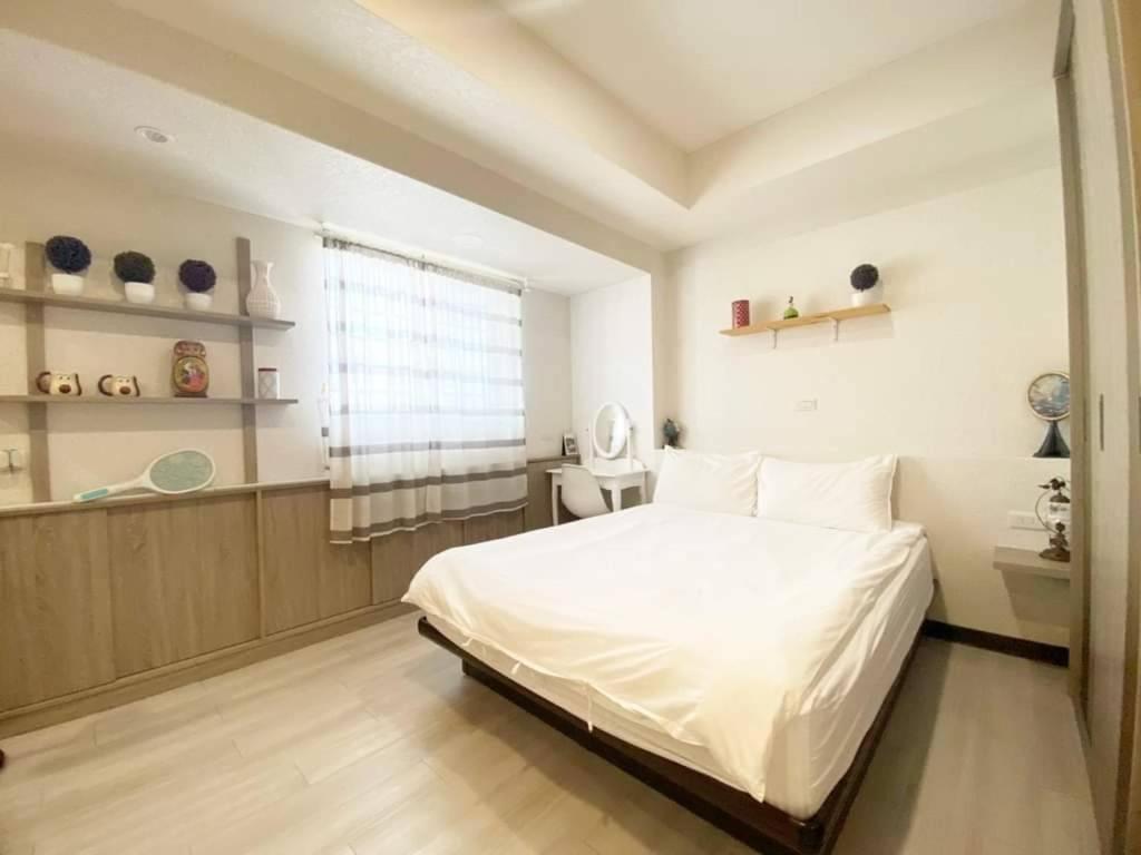 台南府城孔庙民宿的卧室配有白色的床和窗户。