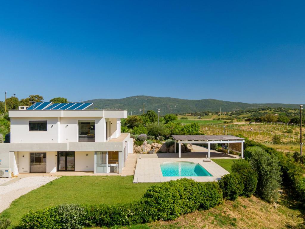 CalangianusVilla Green - Sardegna的享有带游泳池的房屋的空中景致