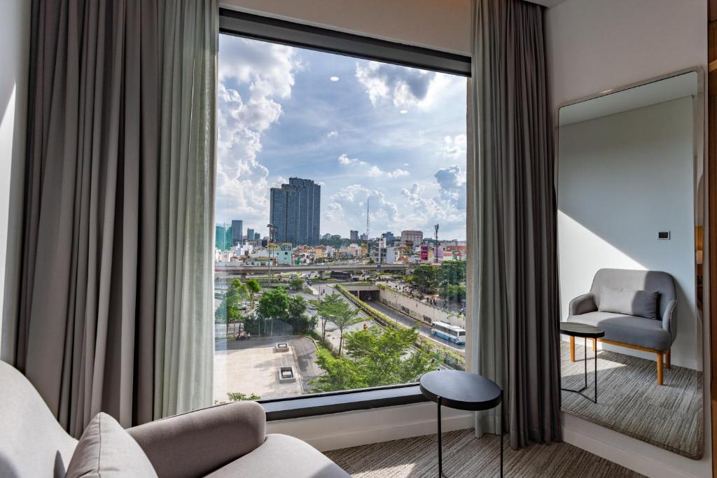 胡志明市Hello World Saigon的客房设有大窗户,享有城市美景。