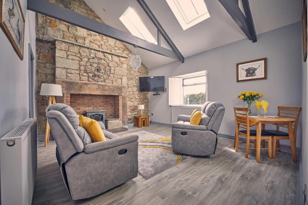 贝尔福德Host & Stay - Bluebell Cottage的客厅配有两把椅子和壁炉