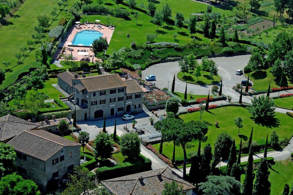 科尔托纳博尔戈伊尔美罗奈酒店的享有大厦空中美景,设有游泳池