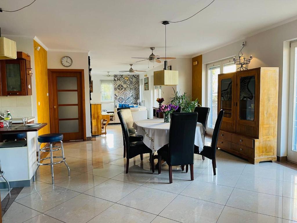 布达佩斯RoseHill Garden Villa的厨房以及带桌椅的用餐室。