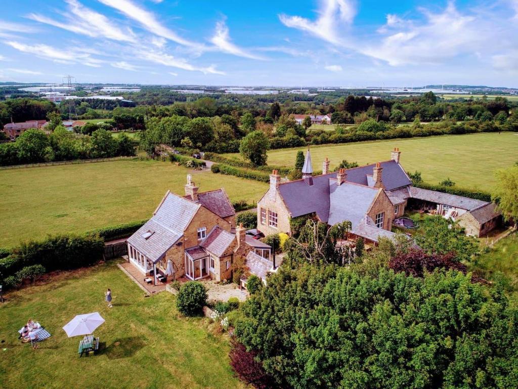 霍顿利斯普林Unique Countryside Cottage close to Sunderland的田野上大房子的空中景观