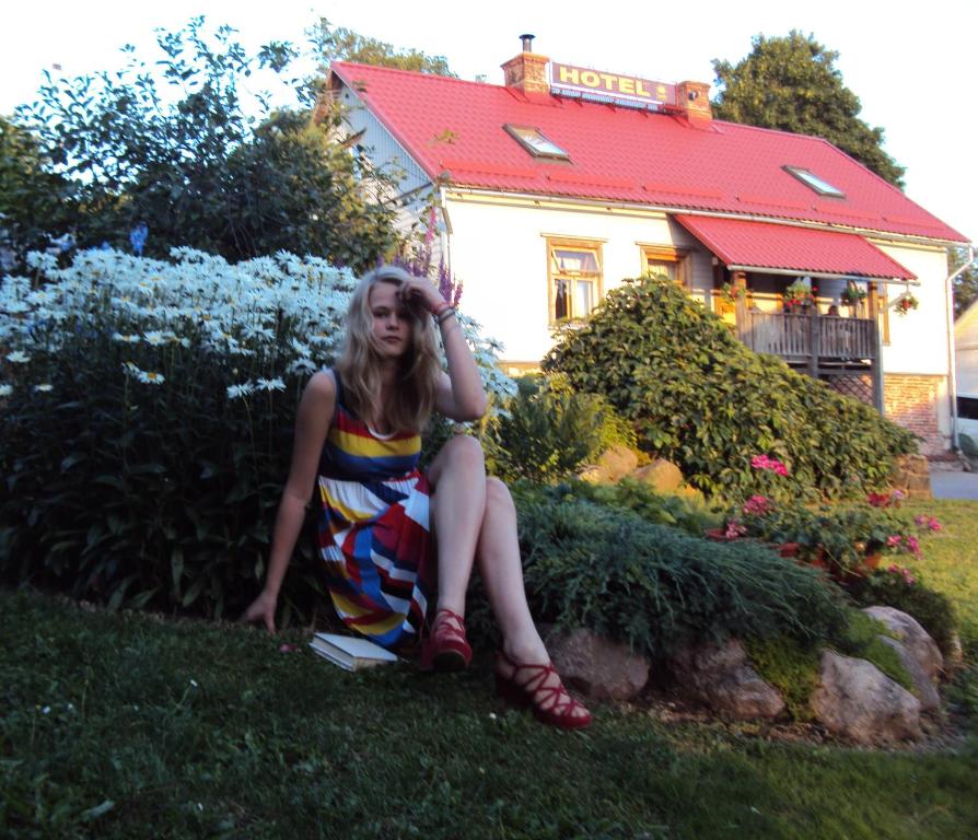 塔尔西赛乐酒店的坐在草地上穿着五颜六色衣服的女人