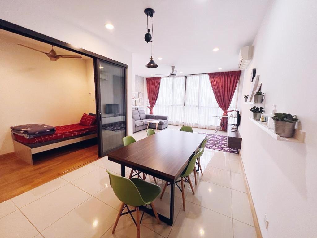 吉隆坡Connected train 3 Bedrooms - ABOVE KLGATEWAY MALL 14的一间带桌椅和沙发的用餐室