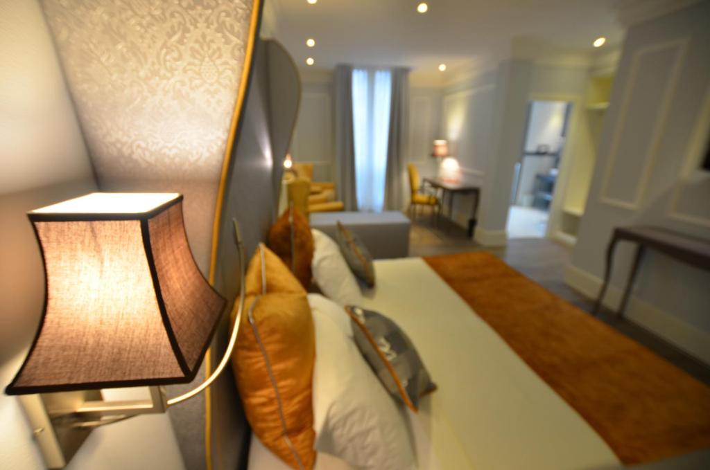 维琴察坎普玛泽欧酒店的酒店客房,配有一张床和两盏灯