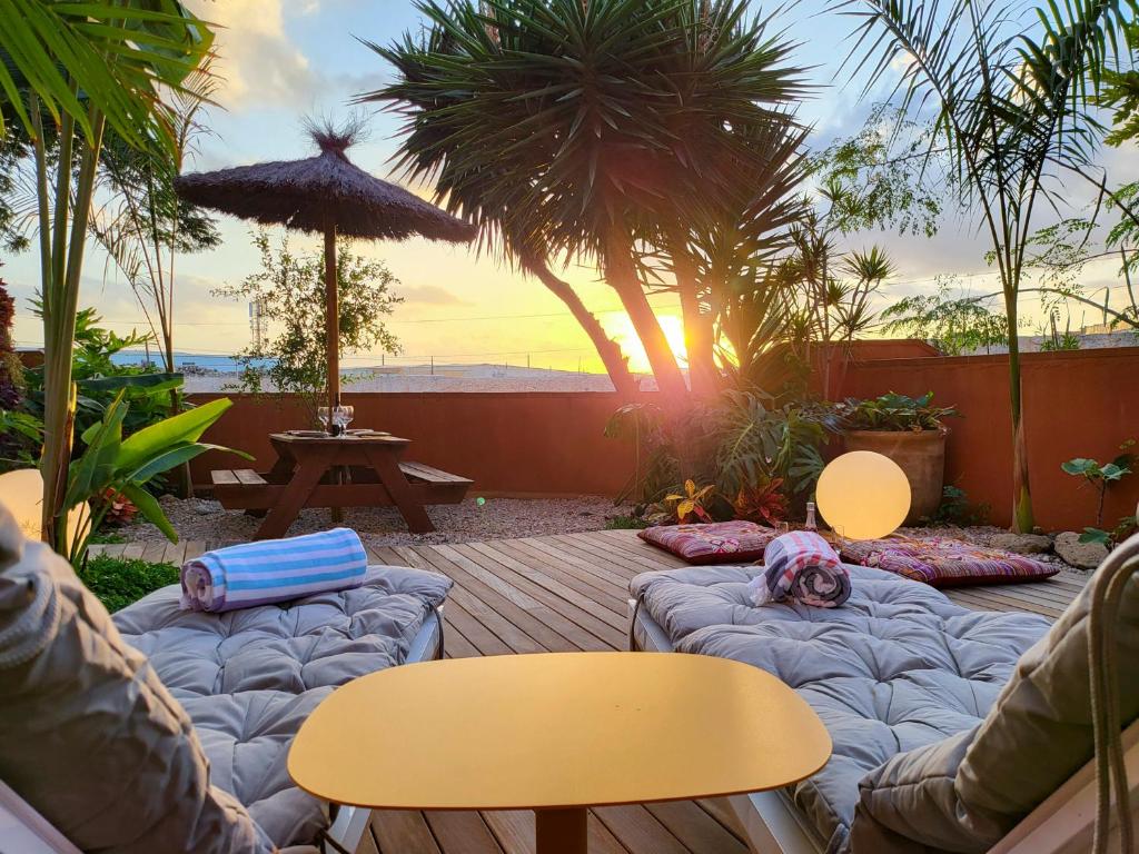 拉特吉塔MEDANO4YOU La Terraza De Isa的一个带沙发和桌子及遮阳伞的庭院