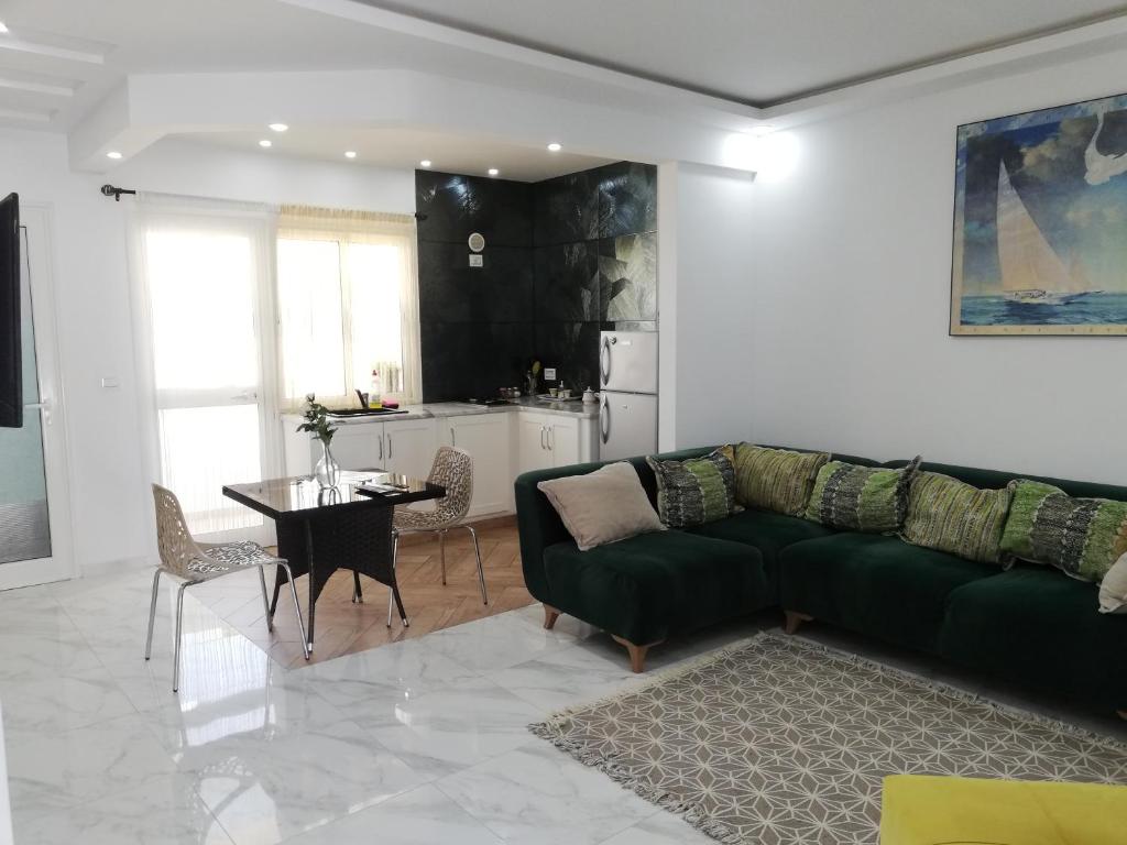 莫纳斯提尔Residence Debbabi的客厅配有绿色沙发和桌子