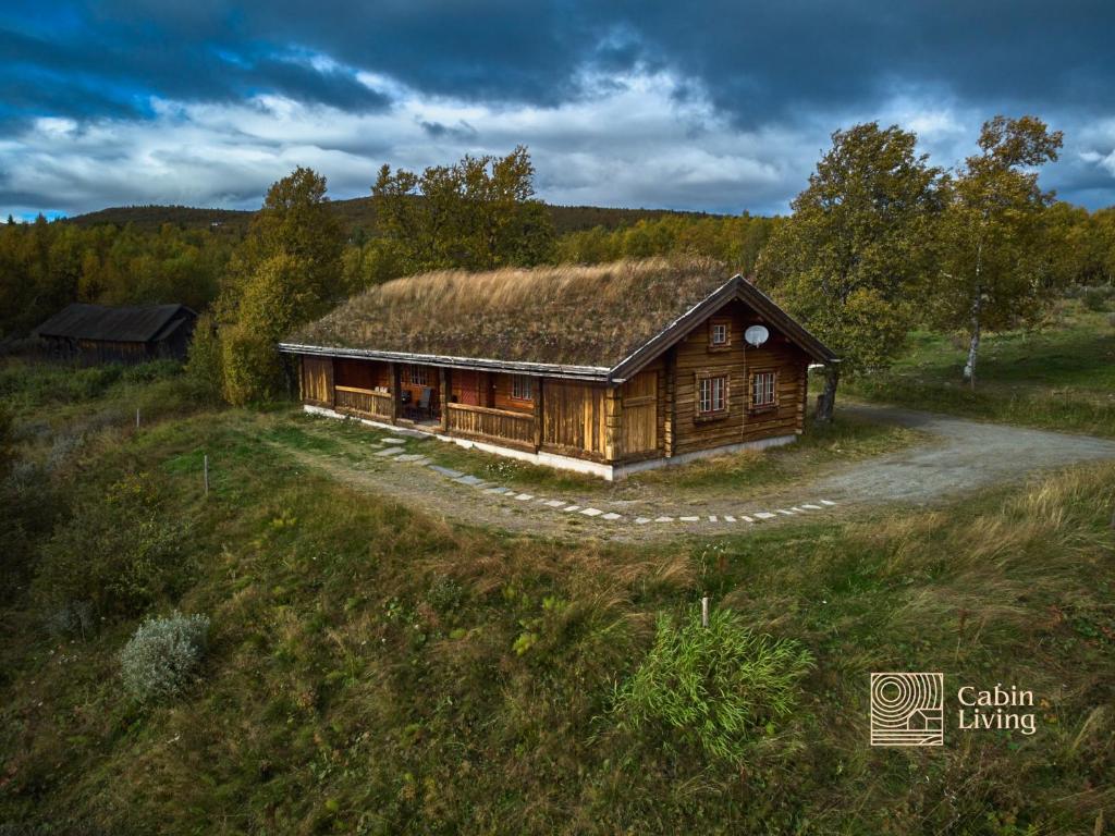 贝特斯托尔Solid and cozy cottage in a secluded location的茅草屋顶的小木屋