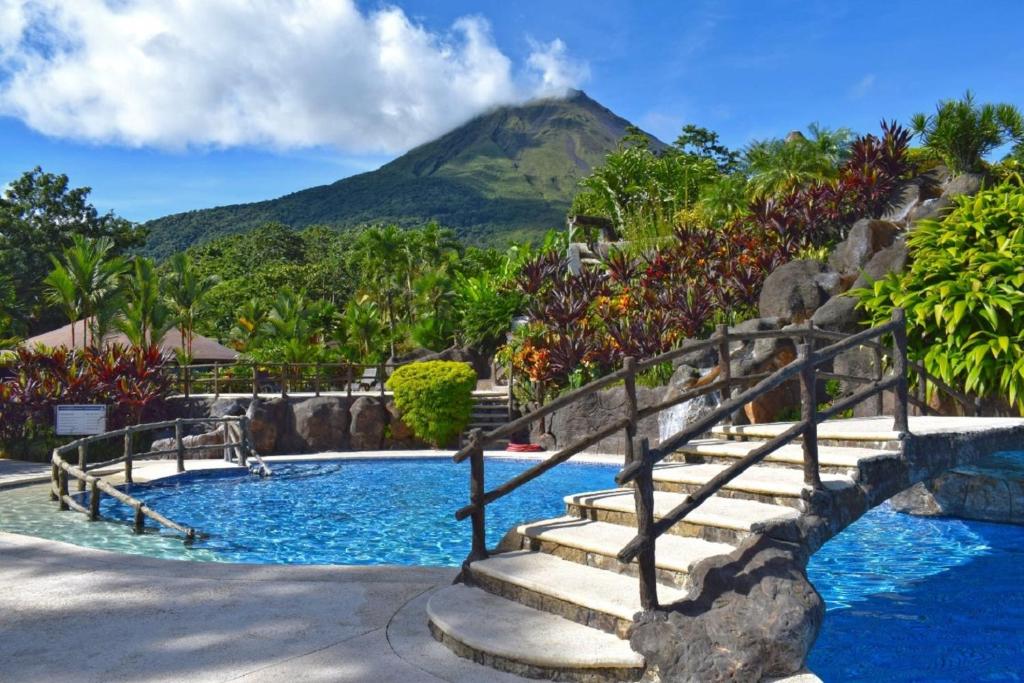 福尔图纳Los Lagos Spa & Thermal Resort Experience的一座山地风格的度假游泳池
