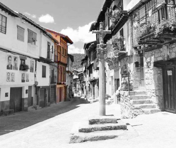 莫加拉斯Casa Rural Buenavista的一张黑白相间的街道照片,上面有建筑物
