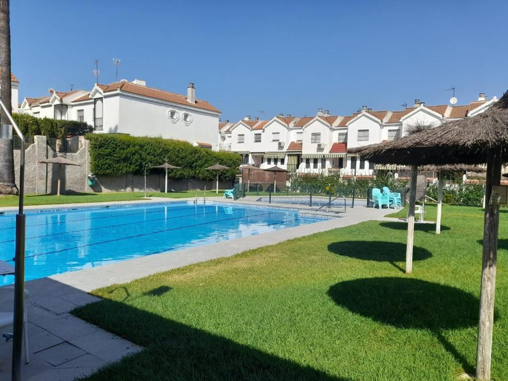 梅里那德奥拉菲Alojamiento Casa Piano的一座游泳池,位于一座带建筑物的庭院内