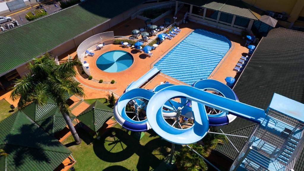伊瓜苏Hotel Golden Park Internacional Foz & Convenções的享有游泳池的顶部景色,设有大型蓝色标志