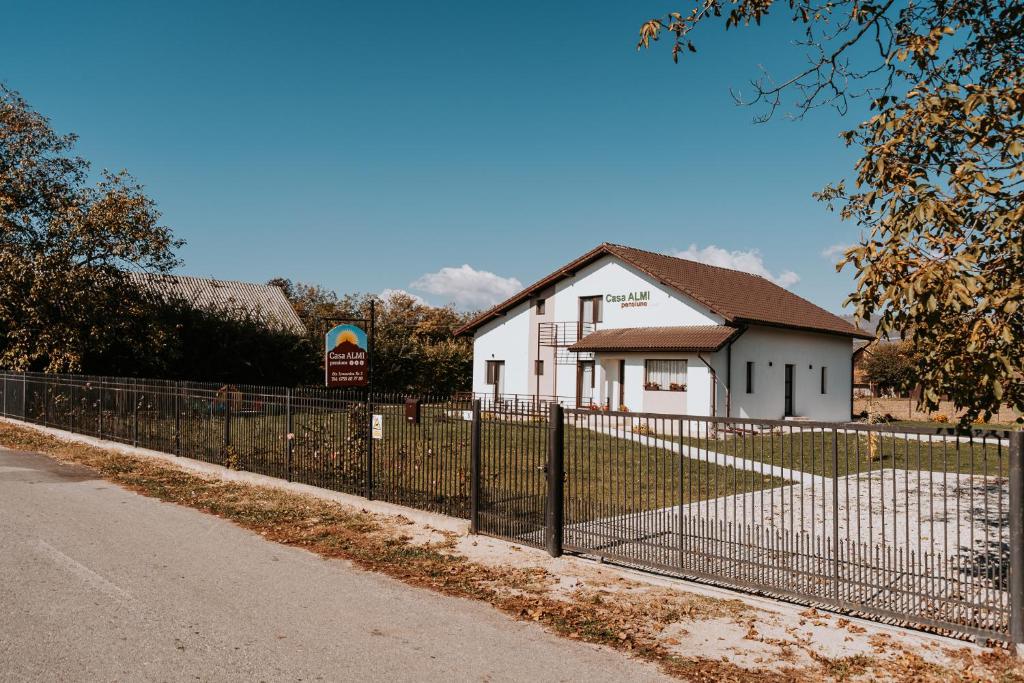 波洛夫拉吉CASA ALMI的白色房子前面的围栏
