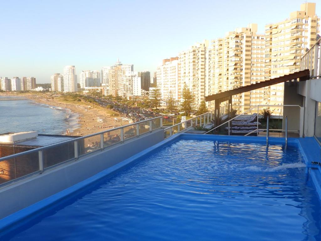 埃斯特角城丹吉尔酒店的海滩旁一座建筑的顶部游泳池