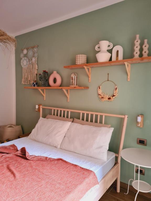 圣佩莱格里诺温泉La Boheme Self check-in Suite的卧室配有床和壁架